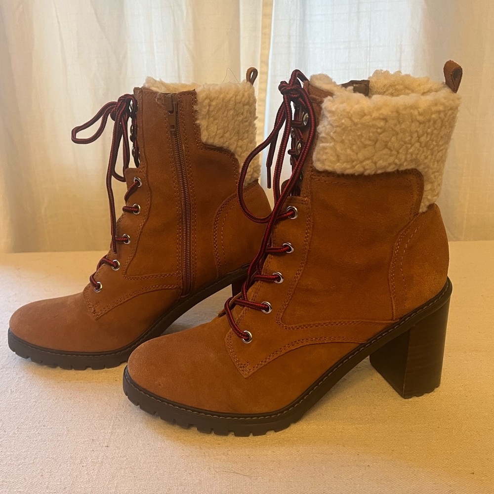 Nine West women’s size 9.5 leather/suede lace up “hiking” look boots.